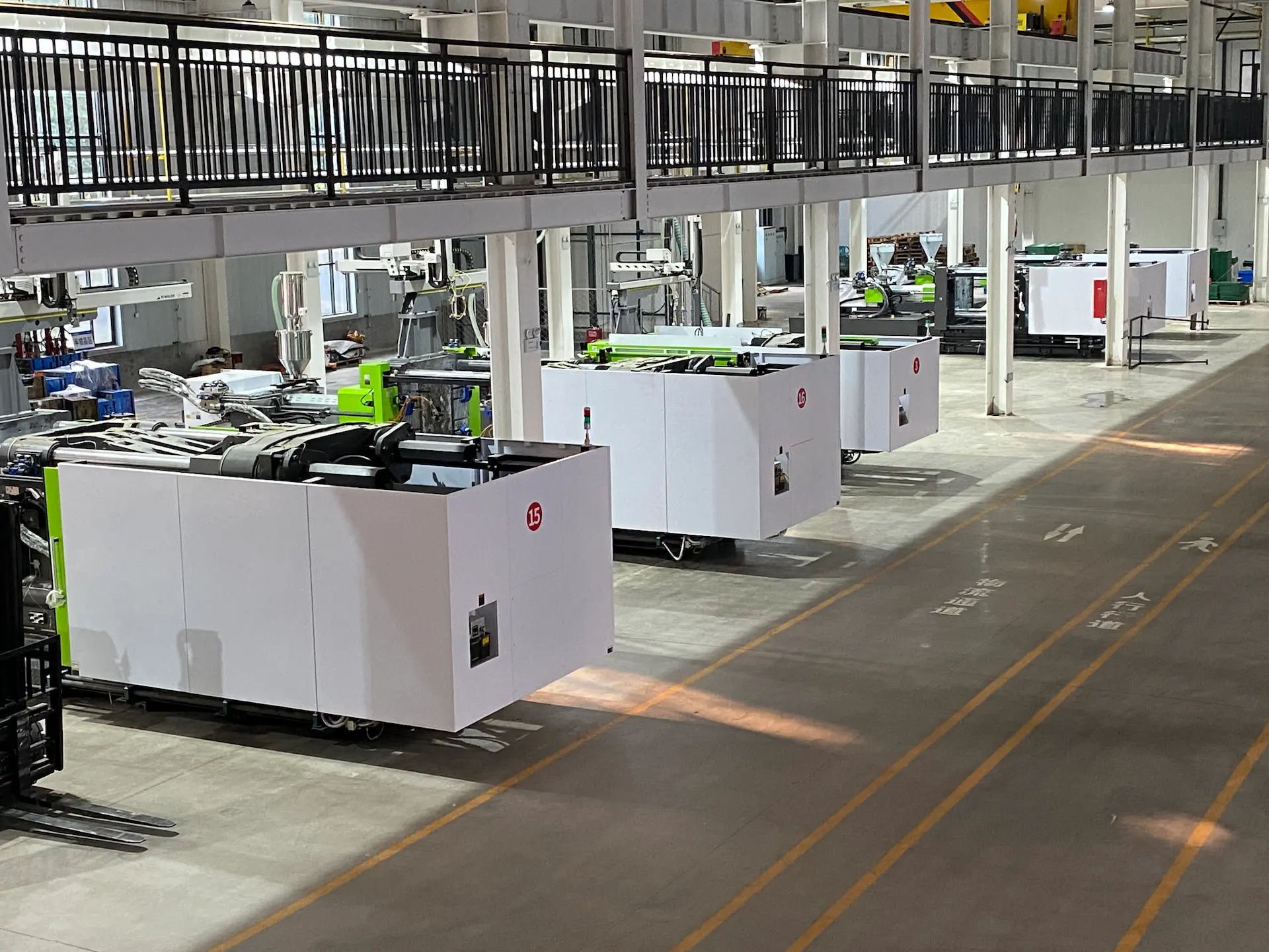plastic-container-manufacturing-workshop Plastic container manufacturing workshop and production equipment
