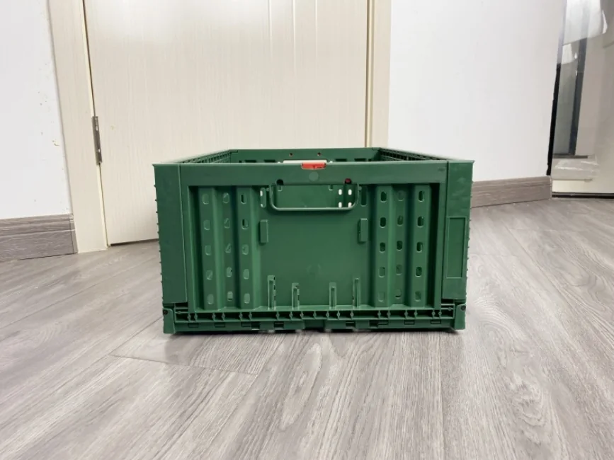 Rear panel and carrying handle of the TY6040195W-S collapsible plastic crate